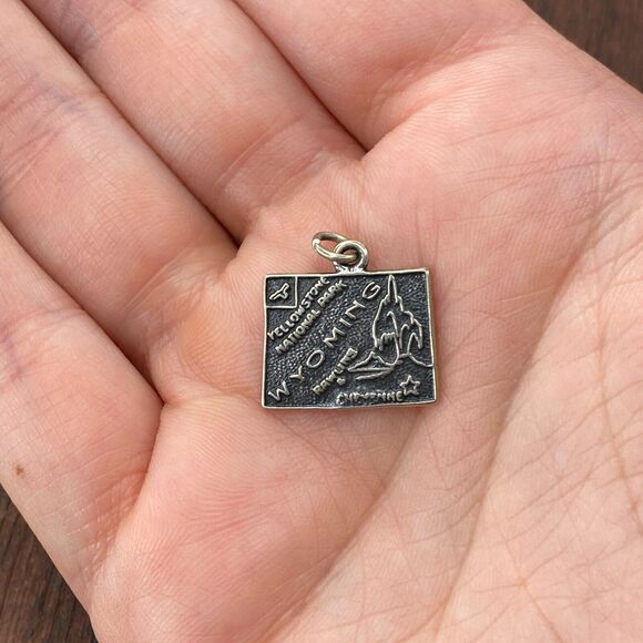 Vintage 925 Sterling Silver "Wyoming" State Map Pendant Bracelet Charm - Picture 1 of 3